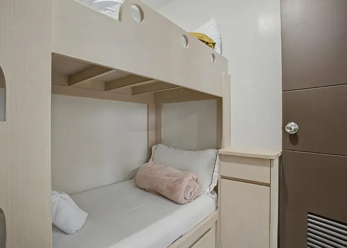 Lovely & Spacious 2br Near Solaire & Okada Apartamento Manila